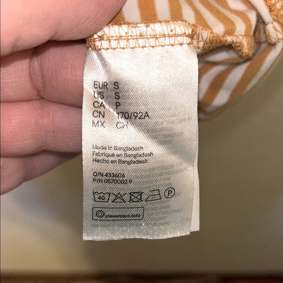 H&M Women’s Light Brown or Dark Mustard & Tan T-Shirt. Slim fit. Small. So soft - Picture 4 of 11